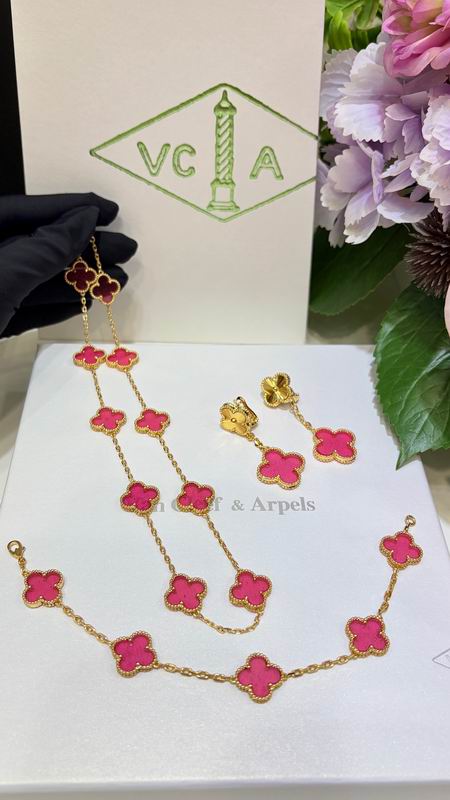 Van Cleef & Arpels suits 10yxs01